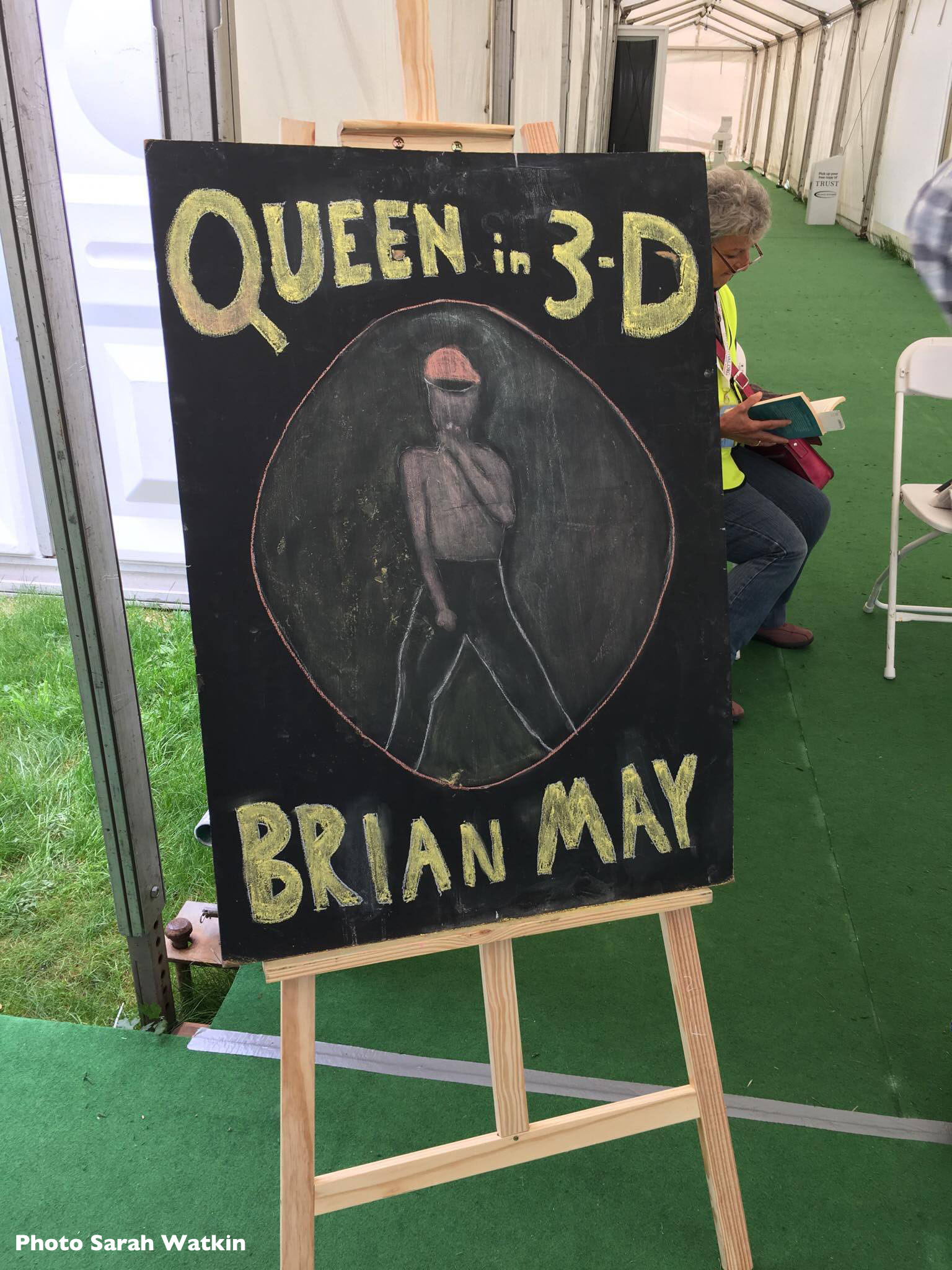Queen In 3-D chalkboard sign