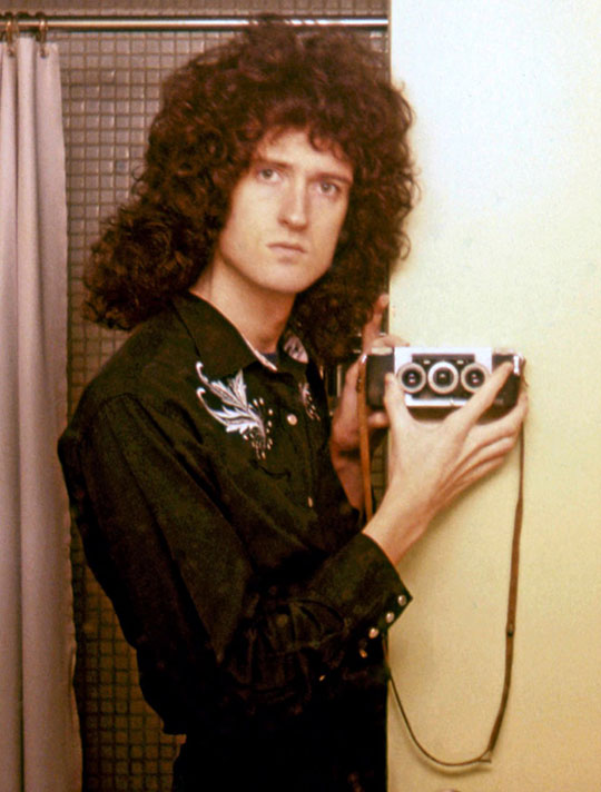Brian May takes stereo selfie in botel bathroom mirror