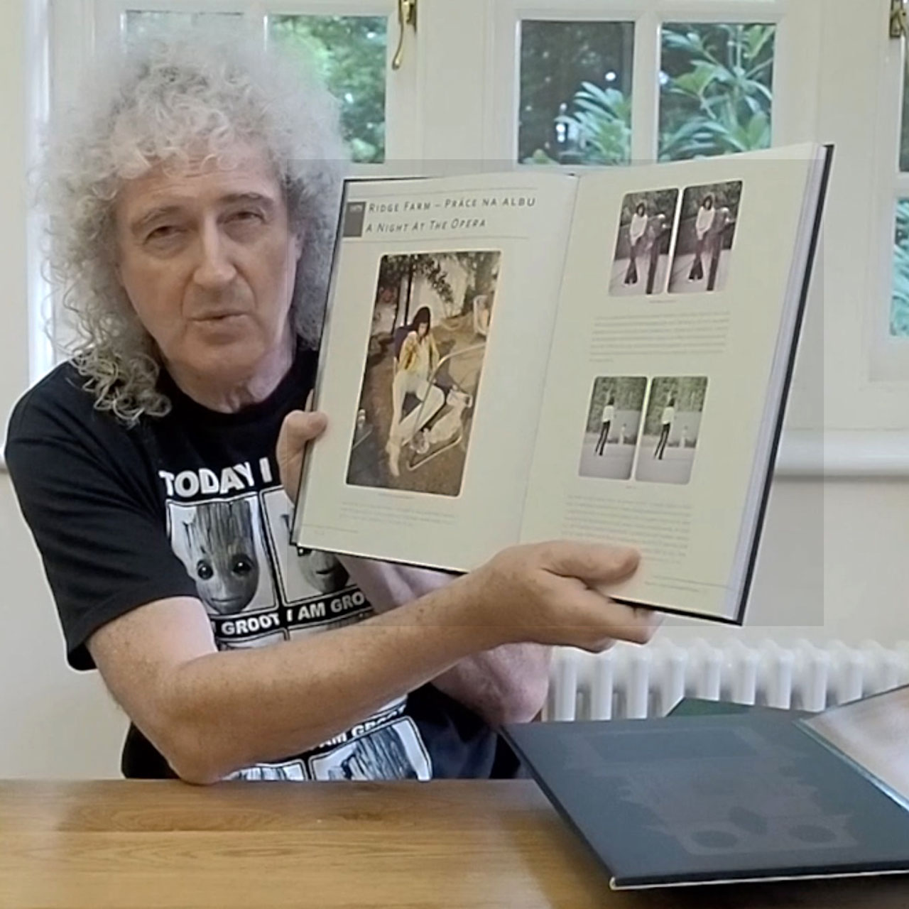Brian shows Czech edition of Queen in 3-D